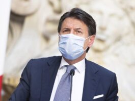 Conte con mascherina