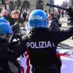 Comprensione o fermezza, destra e sinistra divisi. Chi rompe pagherà ed arrivano a Milano i cinquecento della Folgore Home