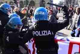 Comprensione o fermezza, destra e sinistra divisi. Chi rompe pagherà ed arrivano a Milano i cinquecento della Folgore