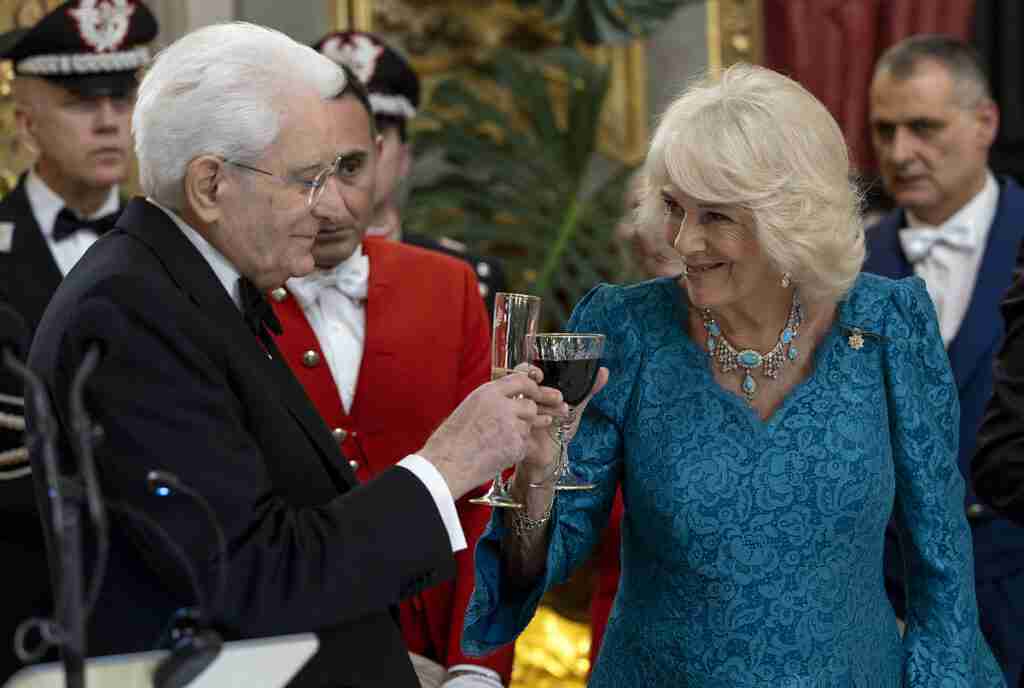 Italia/Regno Unito: Mattarella offre a Carlo e Camilla “Pranzo di Stato” al Quirinale. Il re, "piccola e romantica cena...". Coppia reale dal Papa, "occasione speciale" 2 Italia/Regno Unito: Mattarella offre a Carlo e Camilla “Pranzo di Stato” al Quirinale. Il re, "piccola e romantica cena...". Coppia reale dal Papa, "occasione speciale"