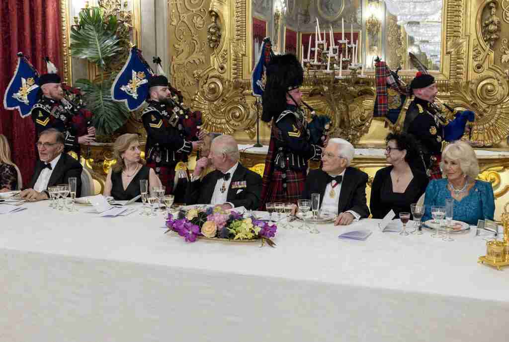 Italia/Regno Unito: Mattarella offre a Carlo e Camilla “Pranzo di Stato” al Quirinale. Il re, "piccola e romantica cena...". Coppia reale dal Papa, "occasione speciale" 3 Italia/Regno Unito: Mattarella offre a Carlo e Camilla “Pranzo di Stato” al Quirinale. Il re, "piccola e romantica cena...". Coppia reale dal Papa, "occasione speciale"