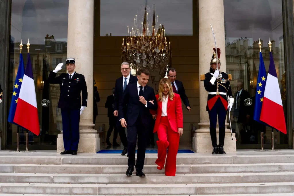 Ciao Donald! Sottobraccio a Macron: “President Meloni attends conference on maritime navigation through the Strait of Hormuz” 4 Ciao Donald! Sottobraccio a Macron: “President Meloni attends conference on maritime navigation through the Strait of Hormuz”